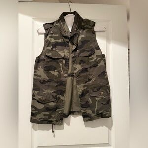 Love Tree Camouflage Sleeveless Jacket